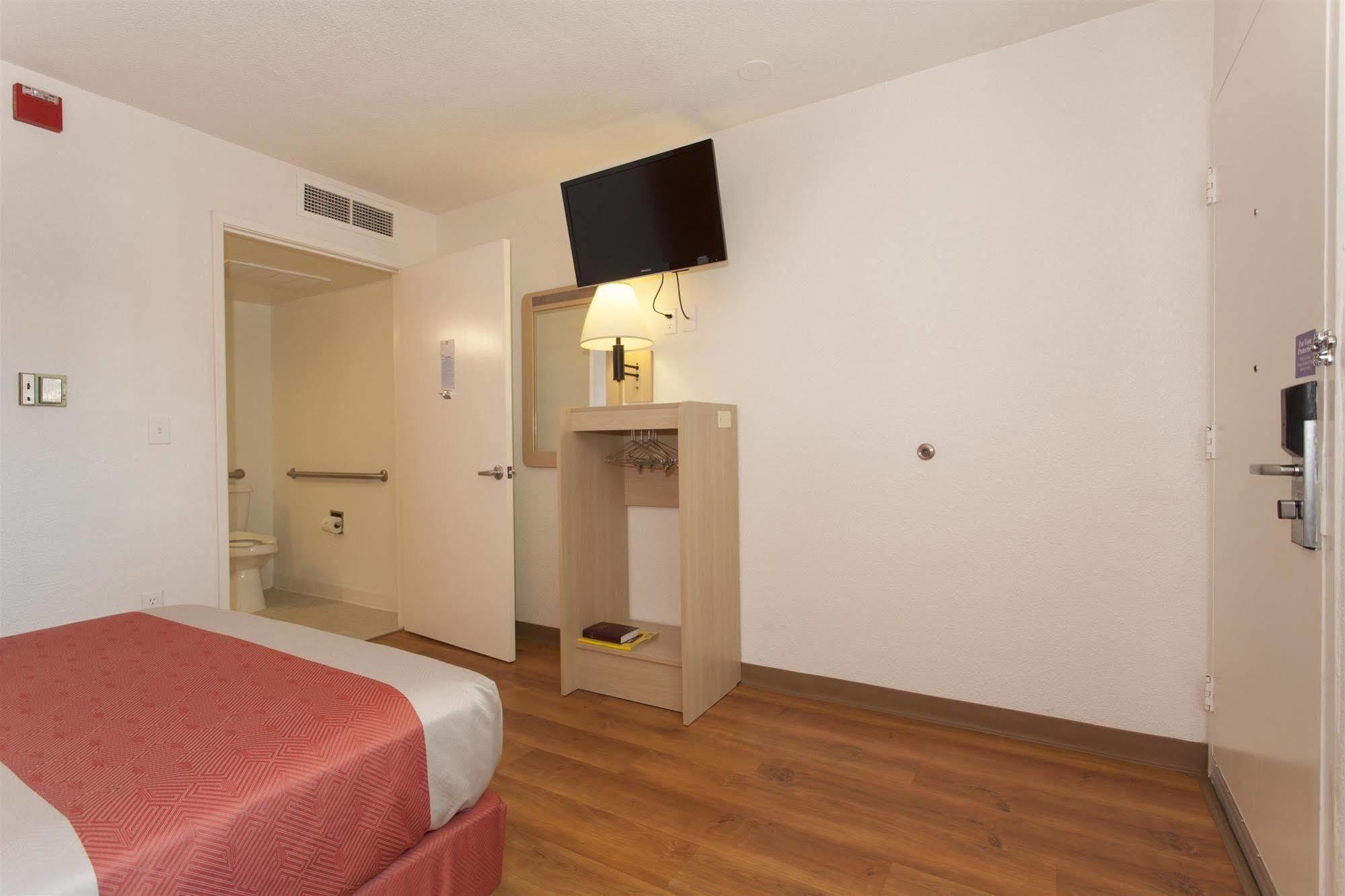 Hotel Hi - Wheel Flats 2*